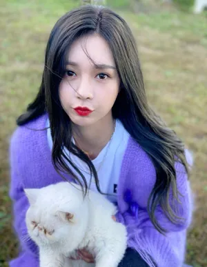 沈梦辰紫色毛衣甜美可爱美照图片_5