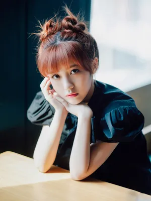 赖美云印花连衣裙甜美写真图片_4