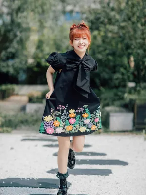 赖美云印花连衣裙甜美写真图片_7