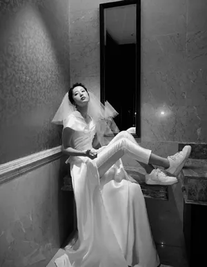周雨彤裤装婚纱酷美写真图片