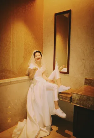 周雨彤裤装婚纱酷美写真图片_2