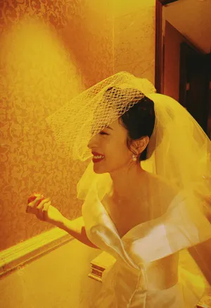 周雨彤裤装婚纱酷美写真图片_3