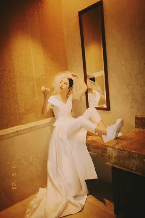 周雨彤裤装婚纱酷美写真图片_8