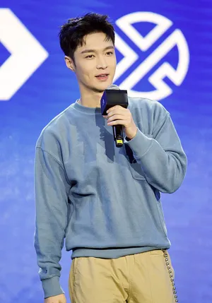 张艺兴蓝色卫衣清新帅气活动照图片_3