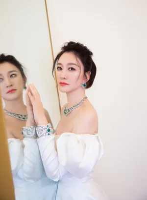 李小冉白色抹胸裙性感写真图片