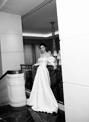 李小冉白色抹胸裙性感写真图片_3