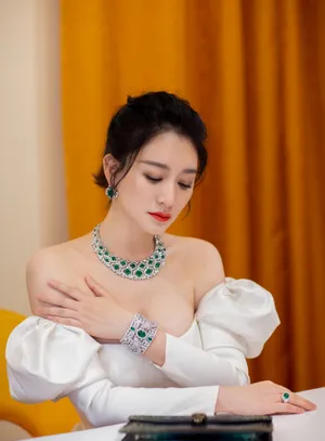 李小冉白色抹胸裙性感写真图片_4