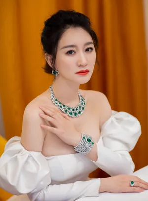 李小冉白色抹胸裙性感写真图片_5