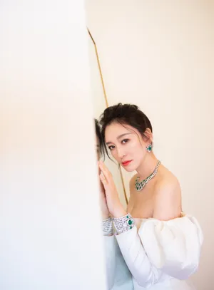 李小冉白色抹胸裙性感写真图片_6