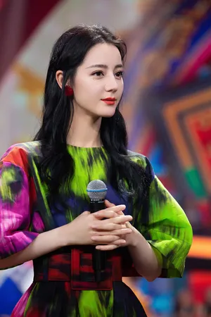 迪丽热巴印花裙妆容精致唯美写真图片_2