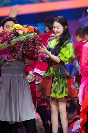 迪丽热巴印花裙妆容精致唯美写真图片_4