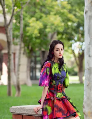 迪丽热巴印花裙妆容精致唯美写真图片_7