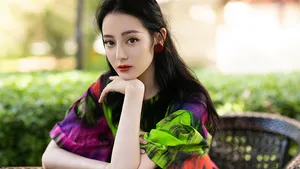 迪丽热巴印花裙妆容精致唯美写真图片_9