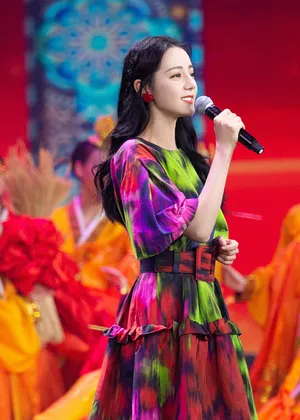 迪丽热巴印花裙妆容精致唯美写真图片_11