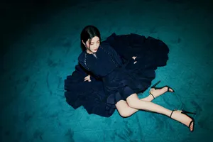 杨子姗拖尾长裙酷飒写真图片_3