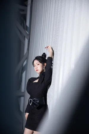 石玺彤丸子头甜酷写真图片_3