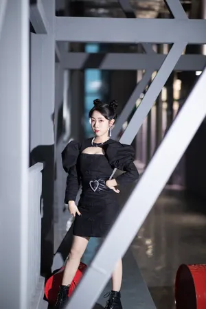 石玺彤丸子头甜酷写真图片_4