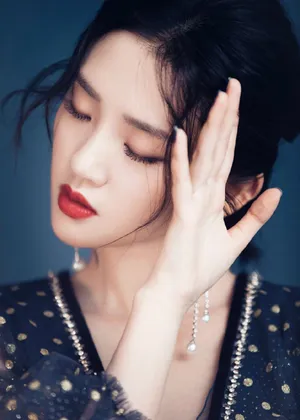 唐艺昕波点透视长裙性感写真图片_3