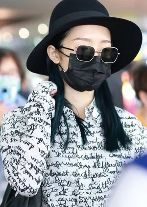 孟美岐印花衬衫酷美时尚机场照图片_2