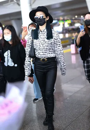 孟美岐印花衬衫酷美时尚机场照图片_4