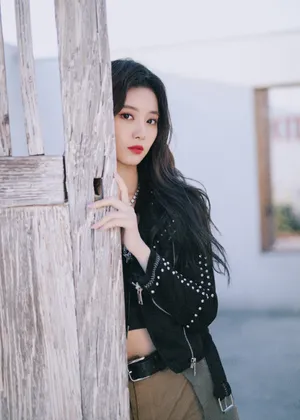 徐艺洋黑夹克性感甜酷写真图片