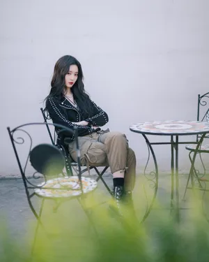 徐艺洋黑夹克性感甜酷写真图片_8