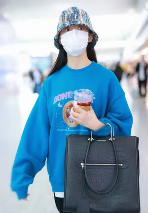 林允蓝色卫衣清新低调机场照图片_2