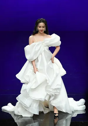 海陆礼服香肩性感华丽现场照图片