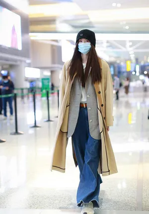 何穗秋日风衣西服时尚机场照图片