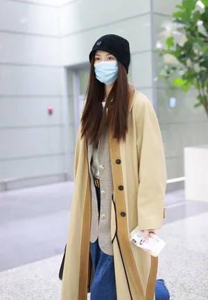 何穗秋日风衣西服时尚机场照图片_2
