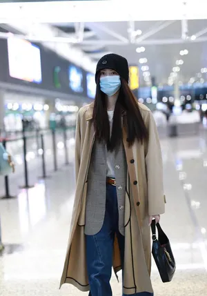 何穗秋日风衣西服时尚机场照图片_3