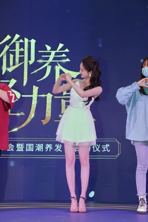 周洁琼白色连衣裙甜美活动照图片_2
