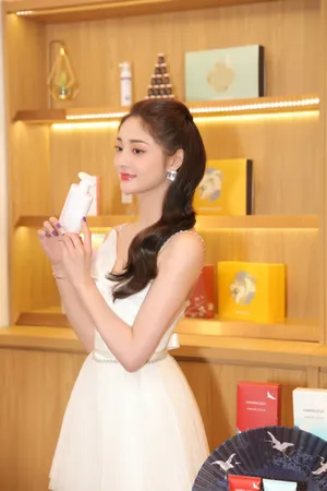 周洁琼白色连衣裙甜美活动照图片_3