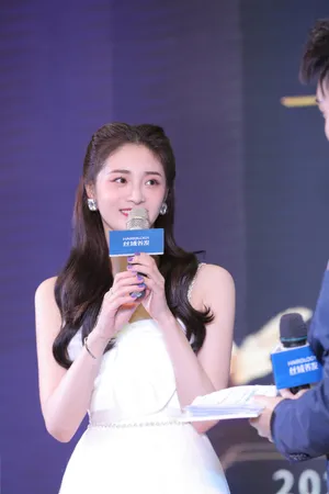 周洁琼白色连衣裙甜美活动照图片_4