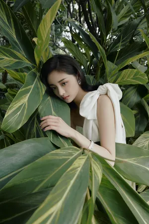 周洁琼白色斜肩礼服性感迷人写真_2
