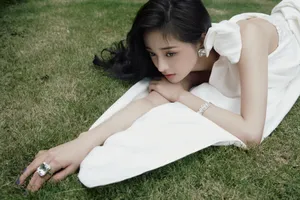 周洁琼白色斜肩礼服性感迷人写真_3
