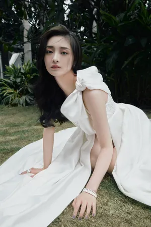 周洁琼白色斜肩礼服性感迷人写真_7