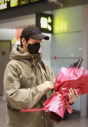 陈坤军绿外套硬朗帅气机场照图片
