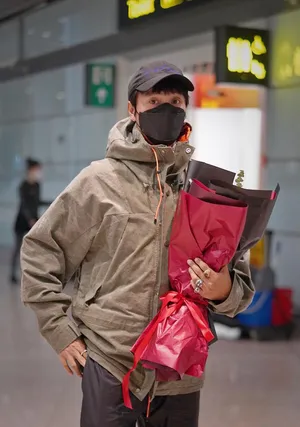 陈坤军绿外套硬朗帅气机场照图片_2
