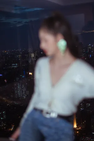 周洁琼光影霓虹性感写真图片_2
