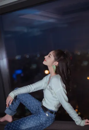 周洁琼光影霓虹性感写真图片_3