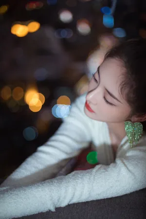 周洁琼光影霓虹性感写真图片_4