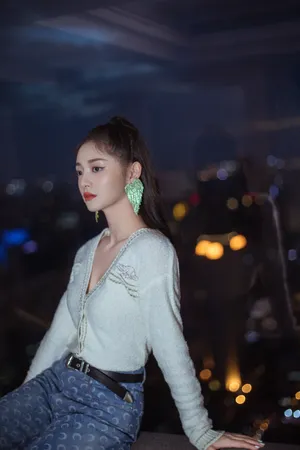 周洁琼光影霓虹性感写真图片_5