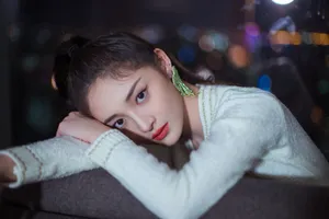 周洁琼光影霓虹性感写真图片_6