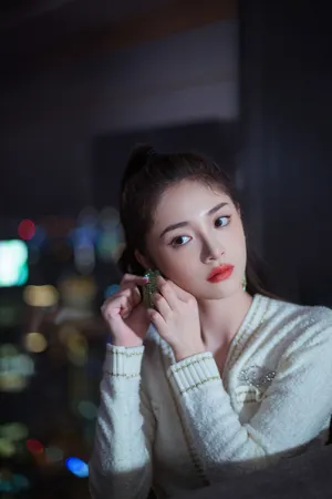 周洁琼光影霓虹性感写真图片_8