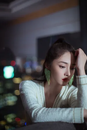 周洁琼光影霓虹性感写真图片_10