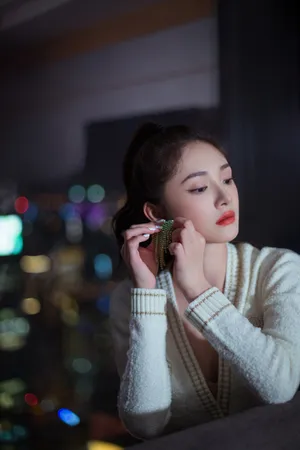 周洁琼光影霓虹性感写真图片_11