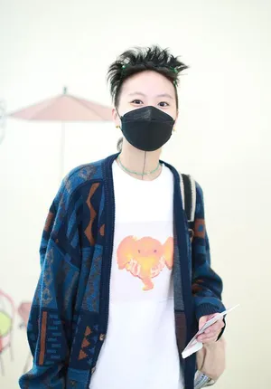 窦靖童印花裤造型个性十足机场照图片_4