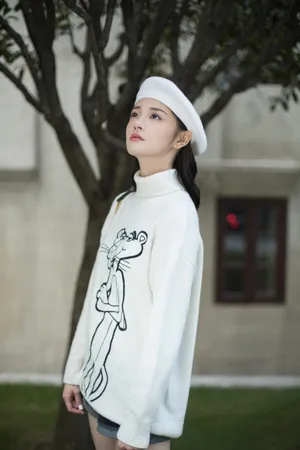 周洁琼贝雷帽摩登性感写真