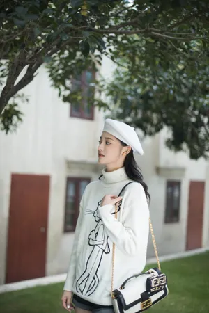 周洁琼贝雷帽摩登性感写真